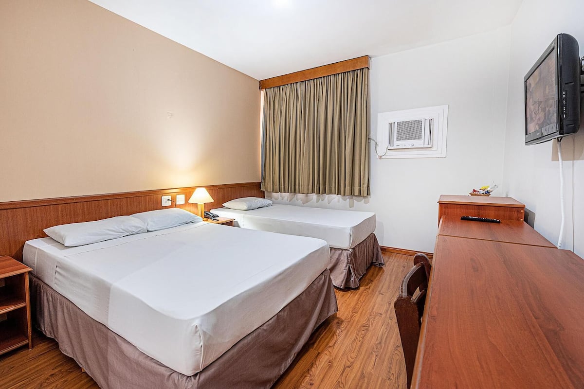 Minibar, brankas, meja kerja, dan tirai kedap cahaya