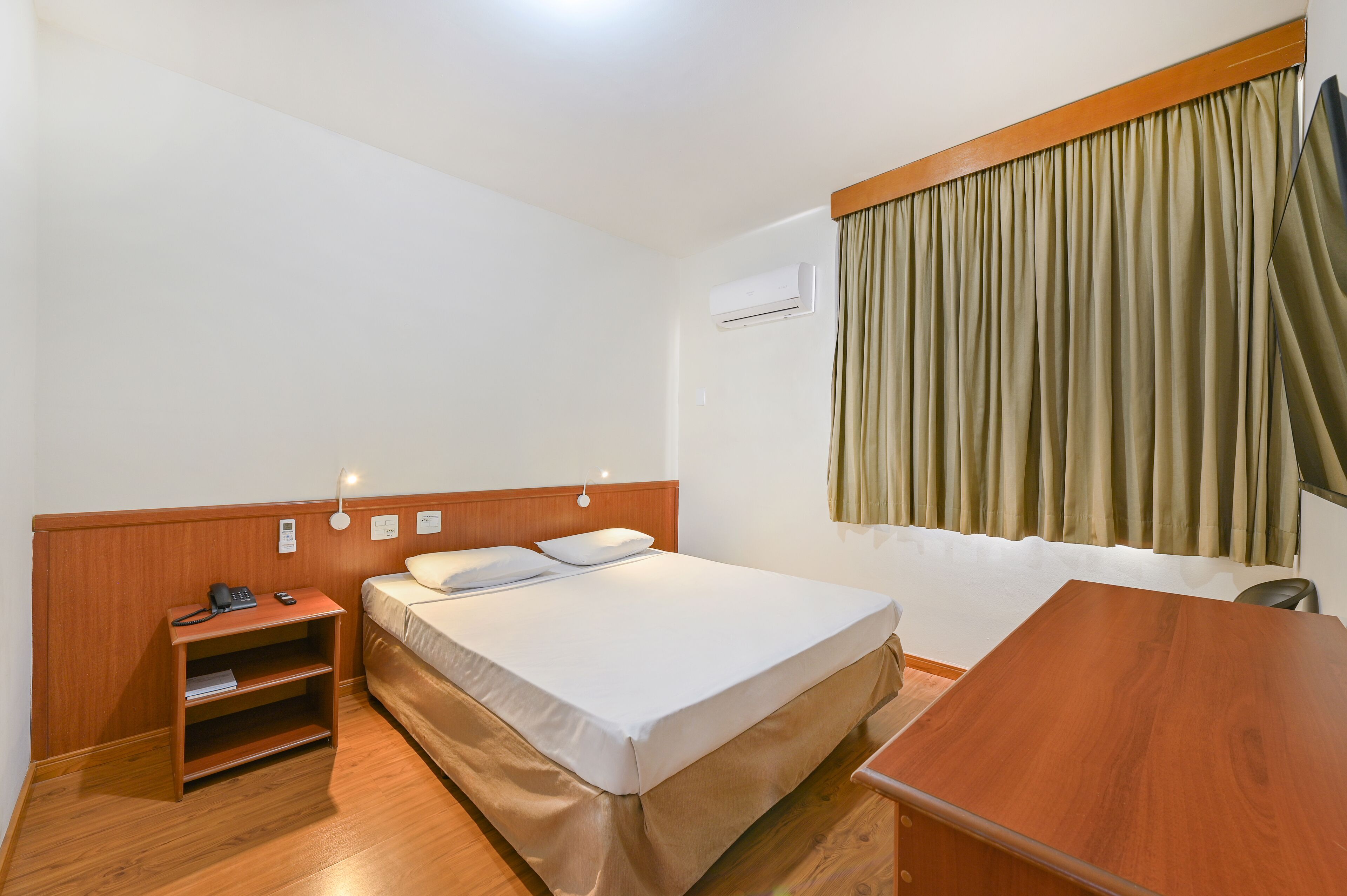 Minibar, coffres-forts dans les chambres, bureau, rideaux occultants