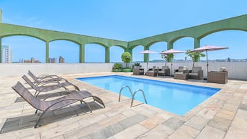 室外游泳池,提供泳池遮陽傘和日光浴躺椅