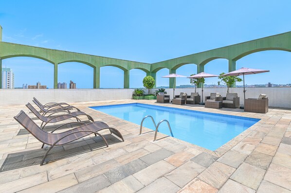 Outdoor pool, pool umbrellas, pool loungers - Hotel Nacional Inn Limeira (Limeira)