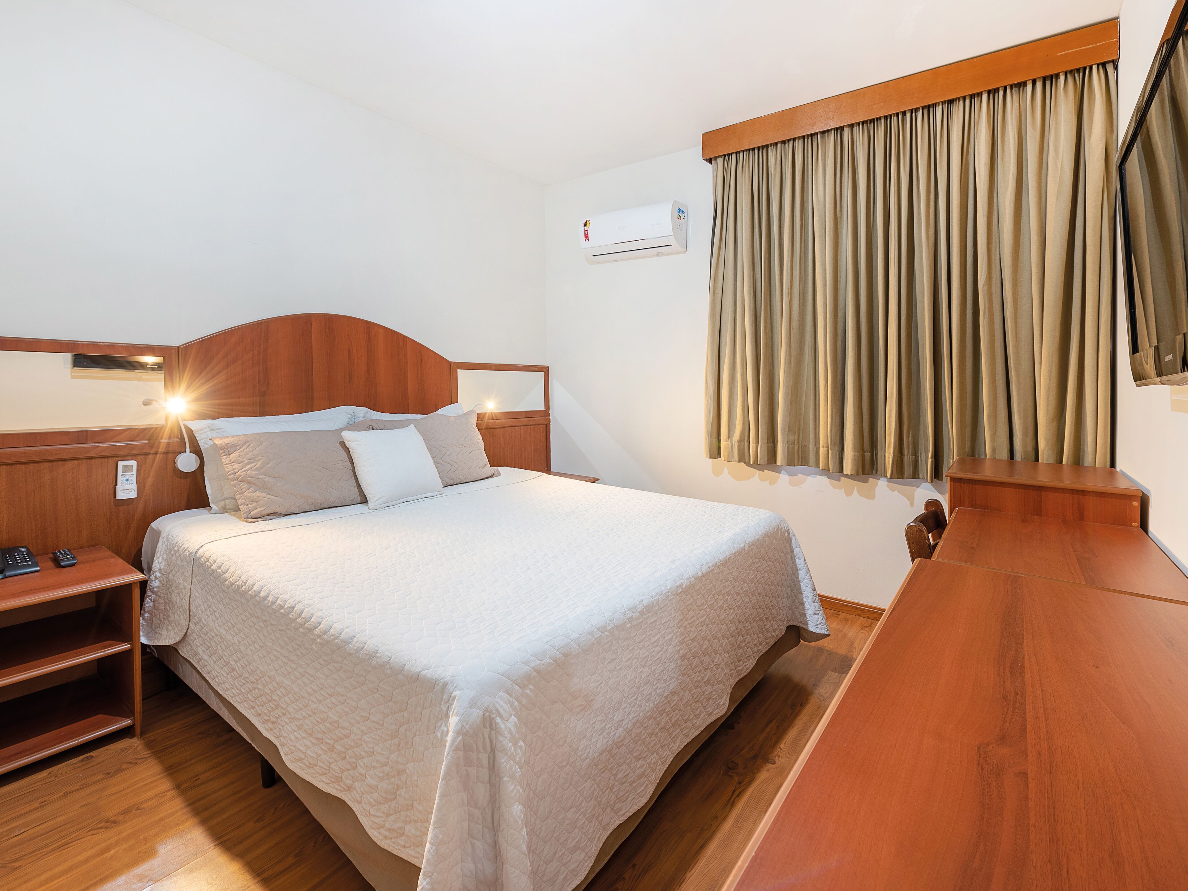 Frigobar, cofres nos quartos, escrivaninha, cortinas blackout