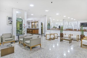 Área de estar no saguão