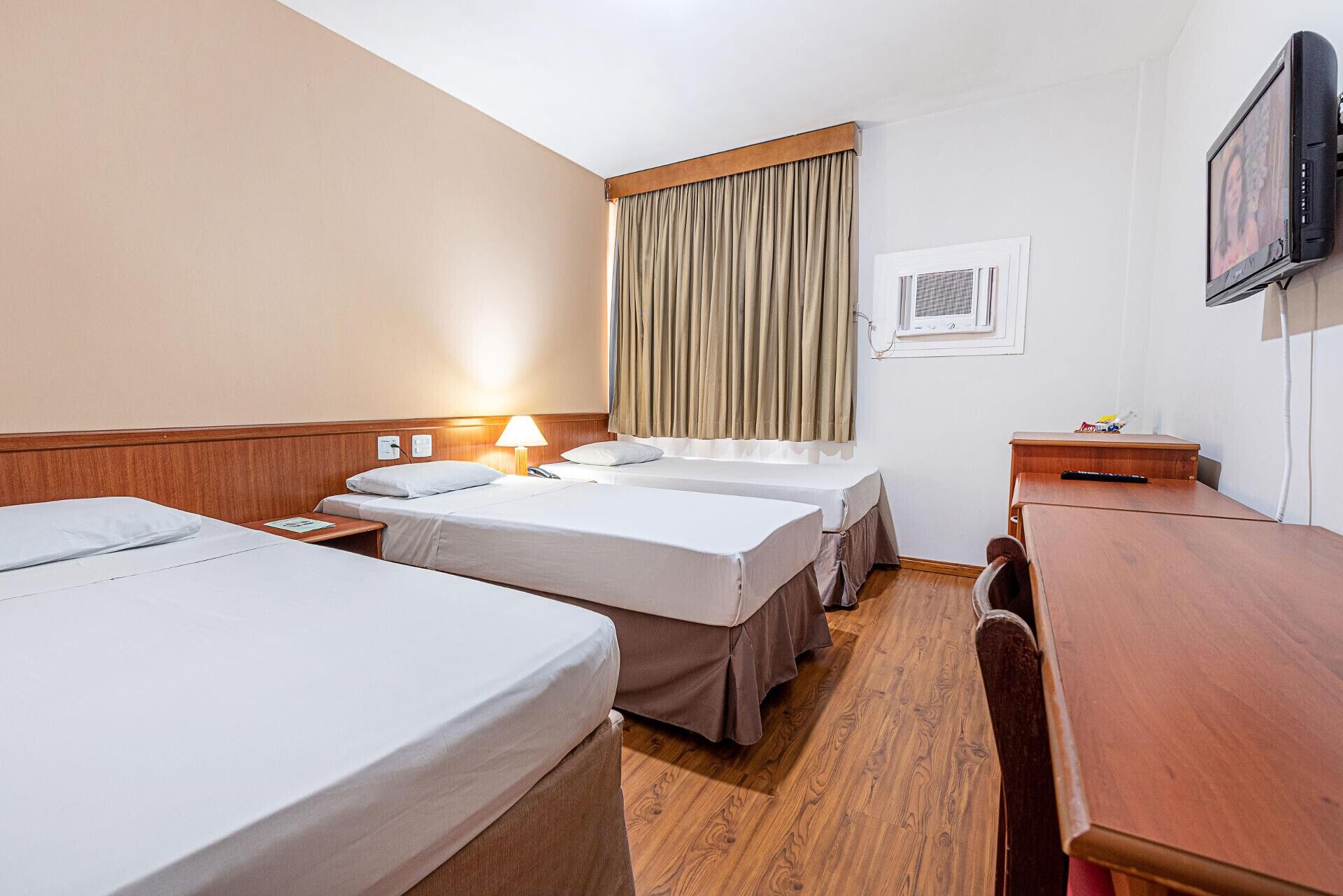 Minibar, coffres-forts dans les chambres, bureau, rideaux occultants