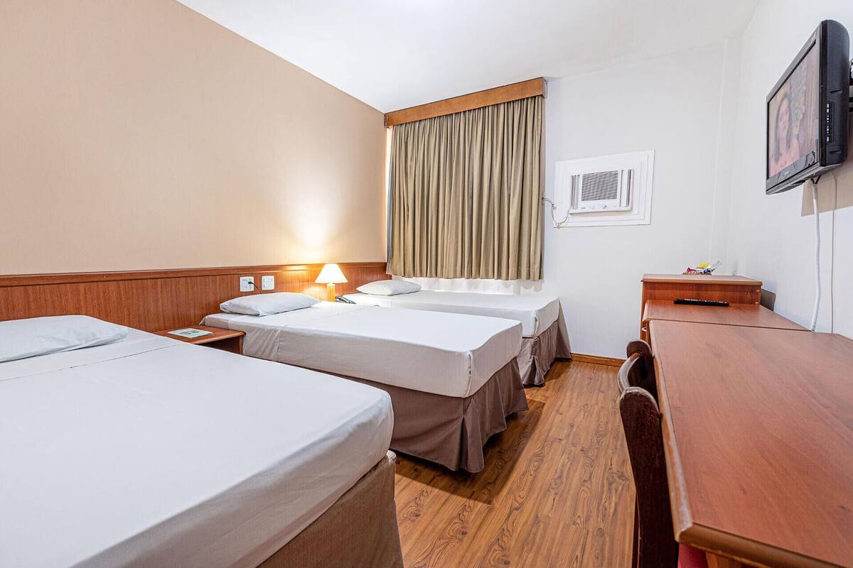 Minibar, coffres-forts dans les chambres, bureau, rideaux occultants