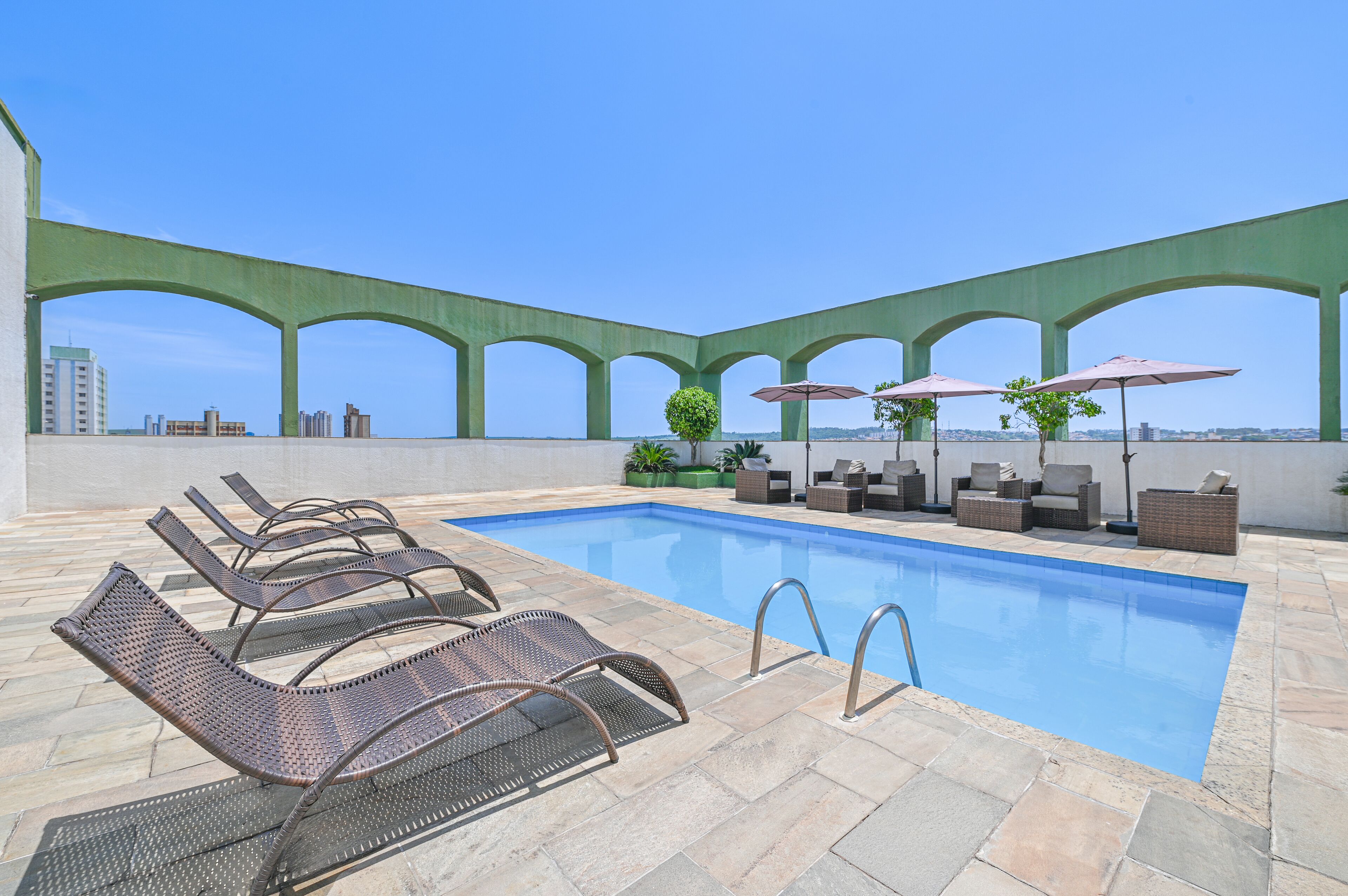 Piscina externa, guarda-sóis, espreguiçadeiras