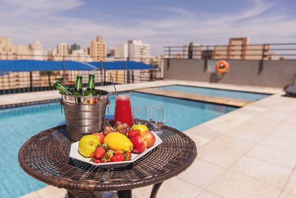 Piscine extérieure, chaises longues