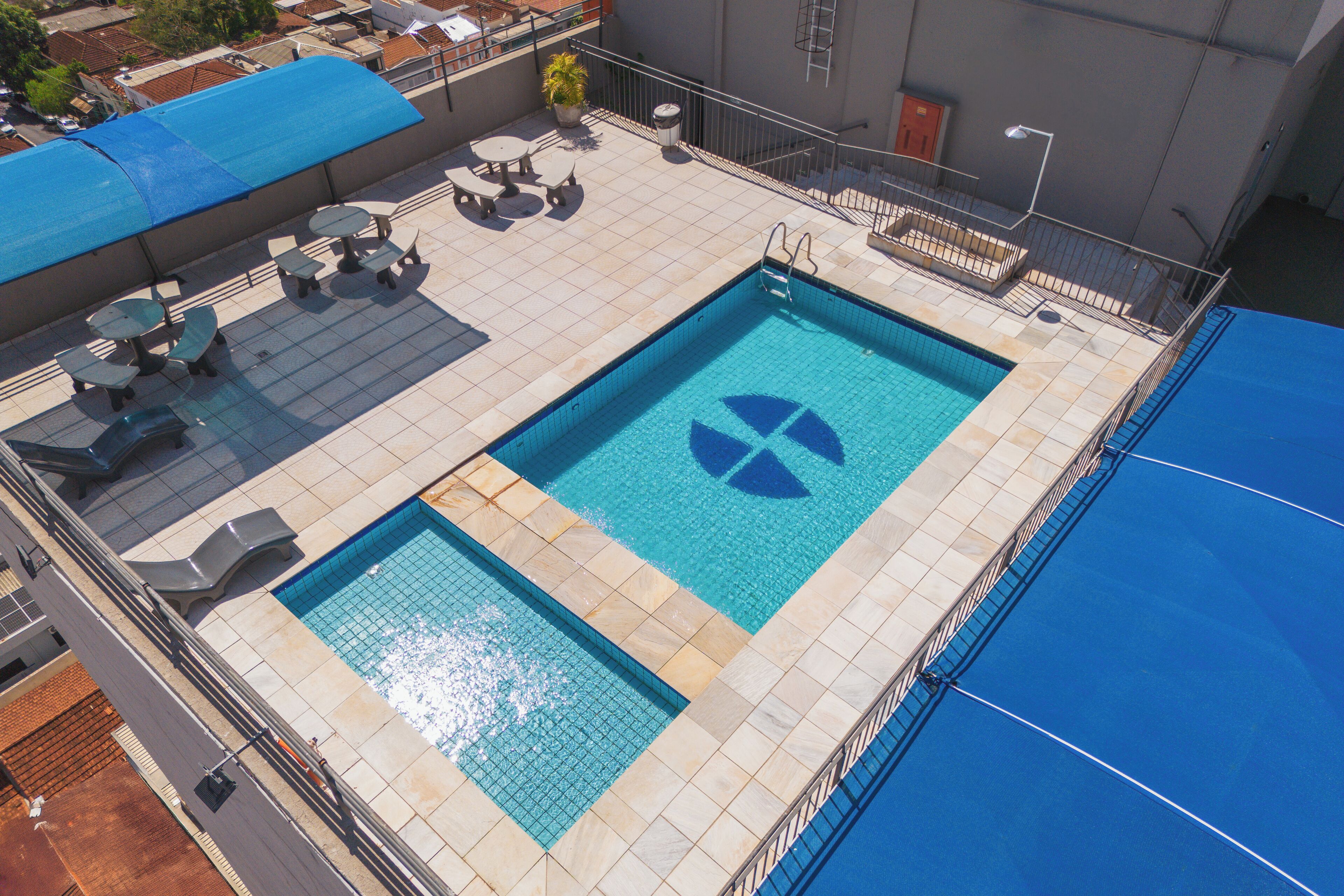 Piscina externa, espreguiçadeiras