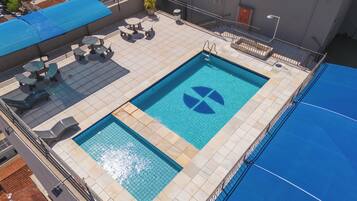 Piscina externa, espreguiçadeiras