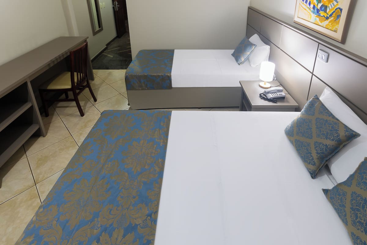 Executivo Familia | Minibar, in-room safe, blackout drapes, free WiFi