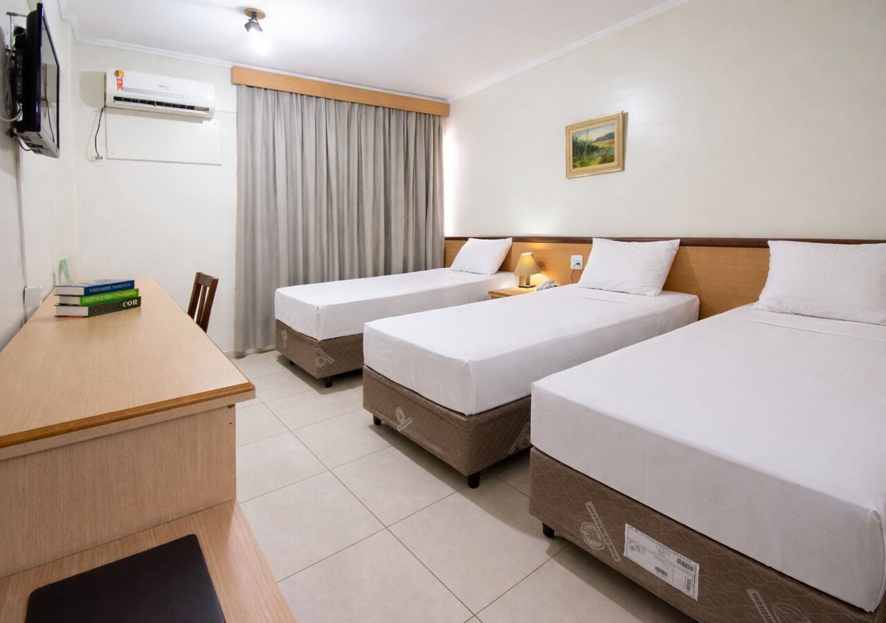 Executivo Triplo | Minibar, in-room safe, blackout drapes, free WiFi