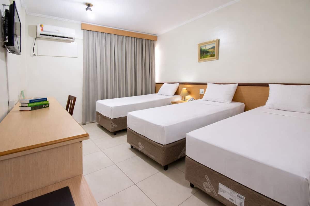 Executivo Triplo | Frigobar, cofres nos quartos, cortinas blackout, Wi-Fi de cortesia