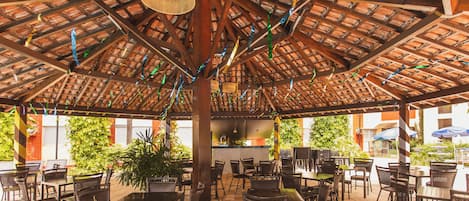 Bar en bord de piscine