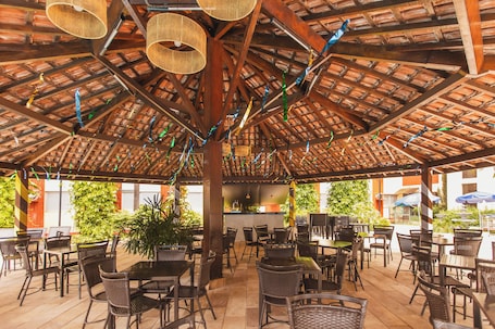 Bar junto a la piscina