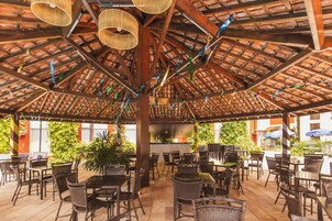 Bar à beira da piscina