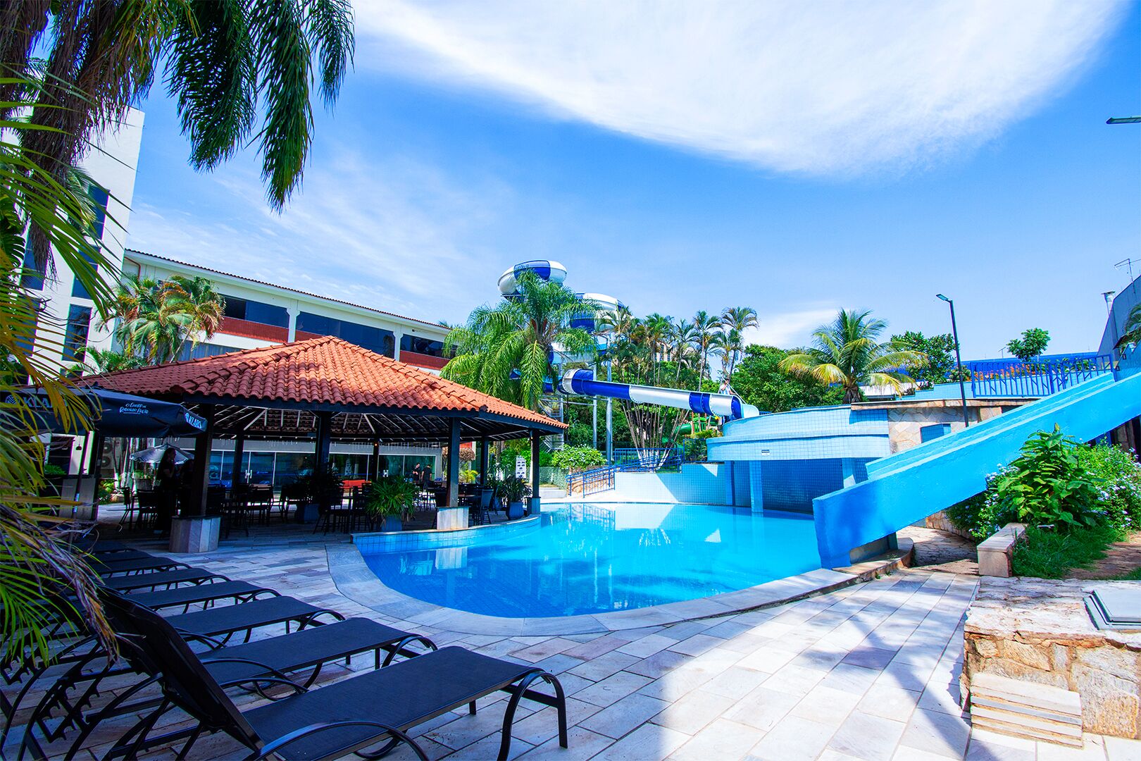 3 piscinas externas, espreguiçadeiras