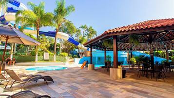 3 buitenzwembaden, ligstoelen bij het zwembad