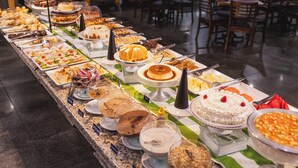 A buffet with various food items and desserts. - Hotel Vilage Inn Ribeirão Preto & Convenções By Nacional Inn (Ribeirão Preto)
