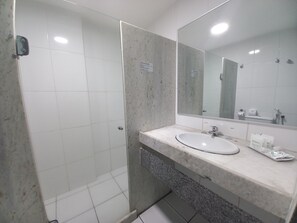 Shower, free toiletries, towels - Hotel Nacional Inn Aeroporto Recife  (Recife)