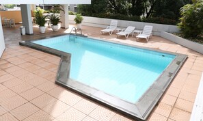 Piscina externa, guarda-sóis, espreguiçadeiras