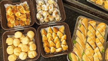 Esmorzar diari de cuina local gratuït
