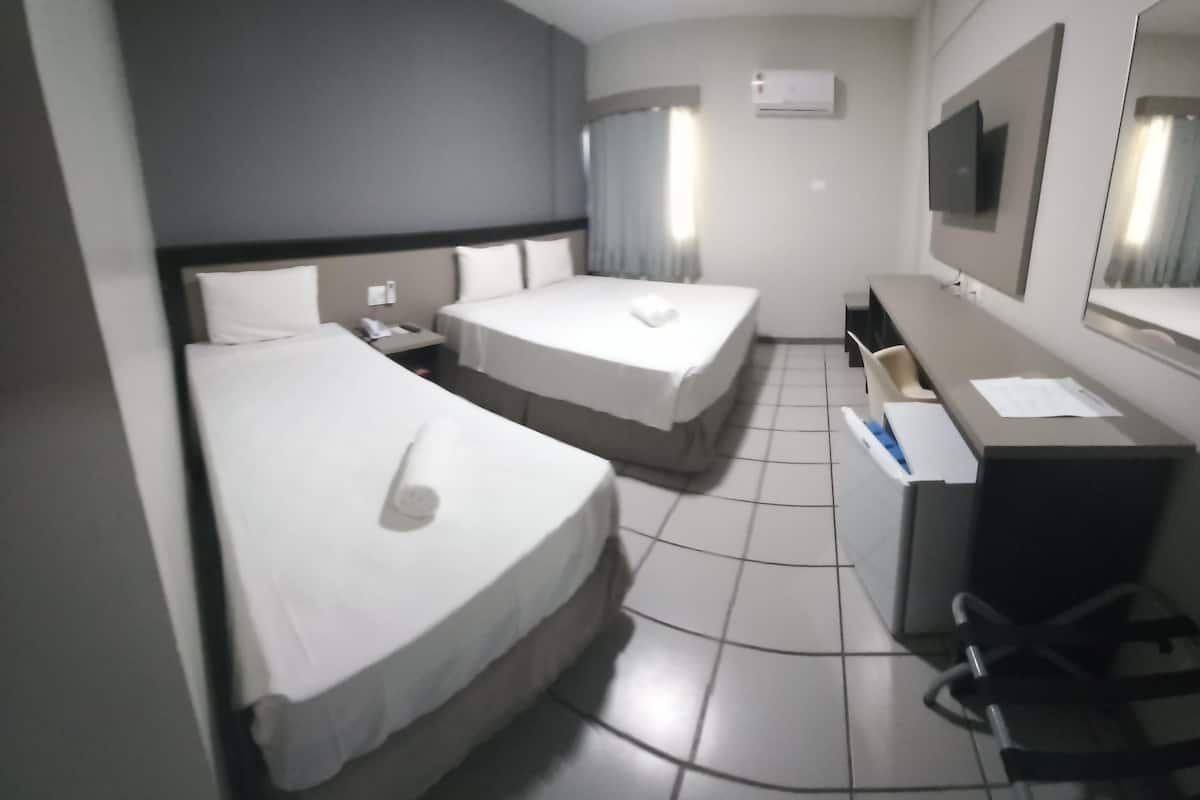 Caja de seguridad en la habitación, escritorio y cortinas blackout