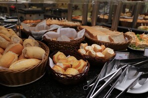 Café da manhã com pratos da culinária local grátis todos os dias