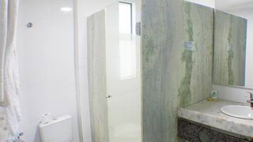 Quarto triplo standard | Banheiro | Chuveiro, produtos de toalete grátis, toalhas de banho
