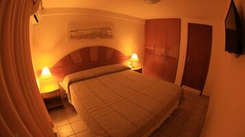 Frigobar, cofres nos quartos, escrivaninha, cortinas blackout