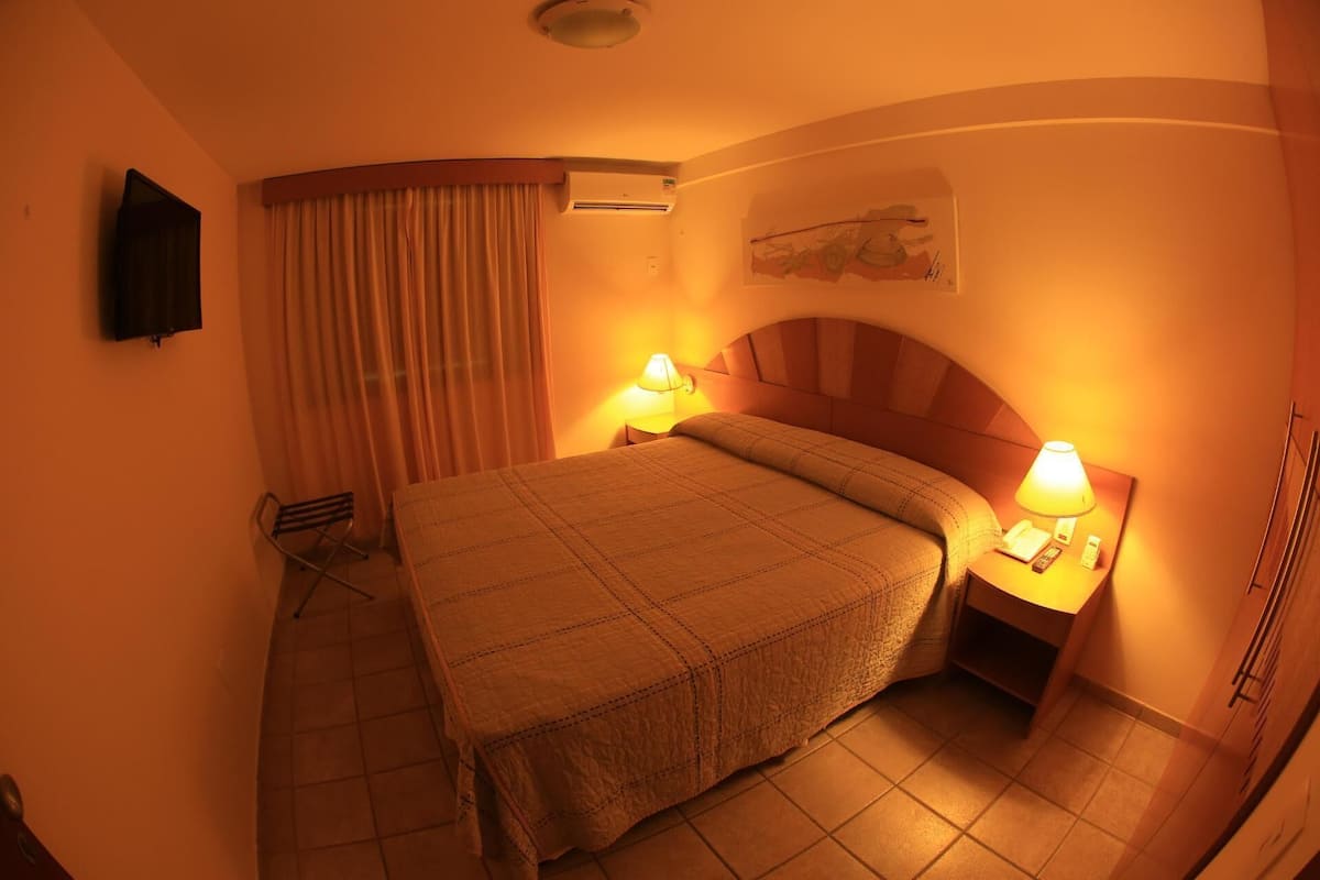 Minibar, una cassaforte in camera, una scrivania, tende oscuranti