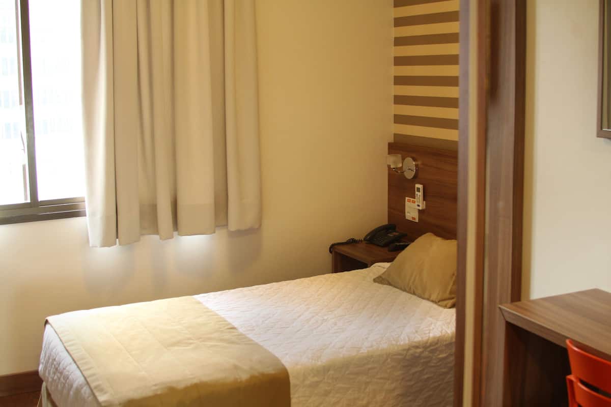 Quarto Solteiro Standard | Hypoallergeen beddengoed, een minibar, een kluis op de kamer, een bureau