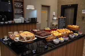 Café da manhã com buffet grátis todos os dias