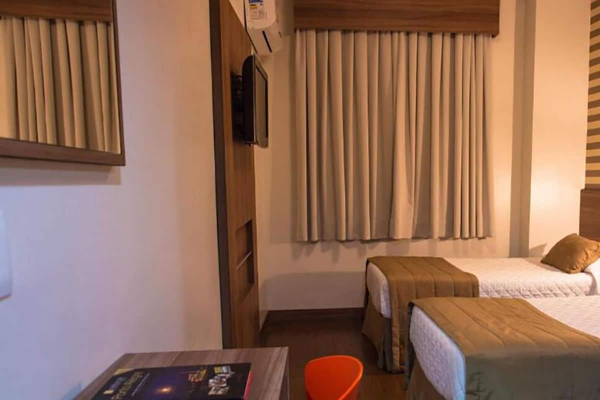 Quarto Twin Standard | Hypoallergeen beddengoed, een minibar, een kluis op de kamer, een bureau
