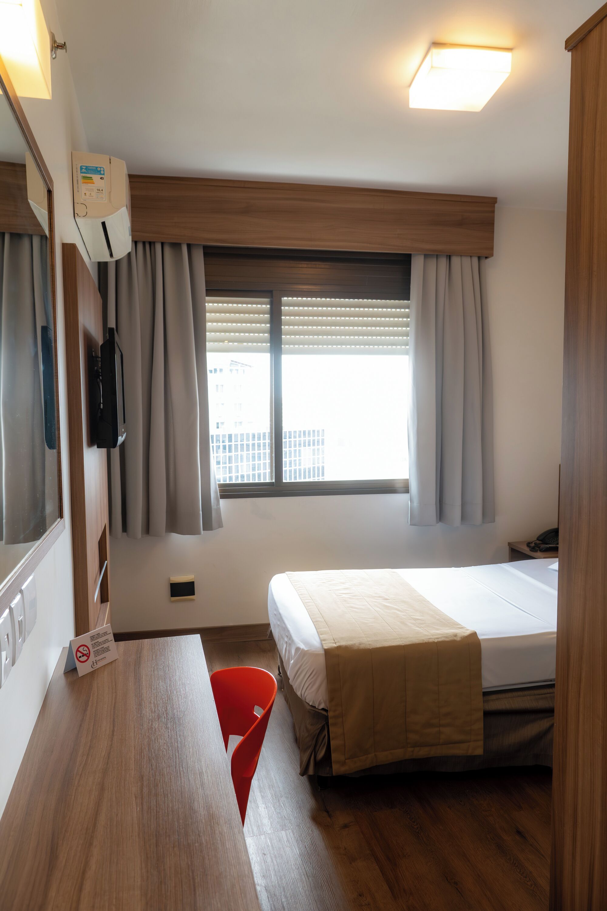 Quarto Solteiro Standard | Ropa de cama hipoalergénica, minibar, caja fuerte y escritorio