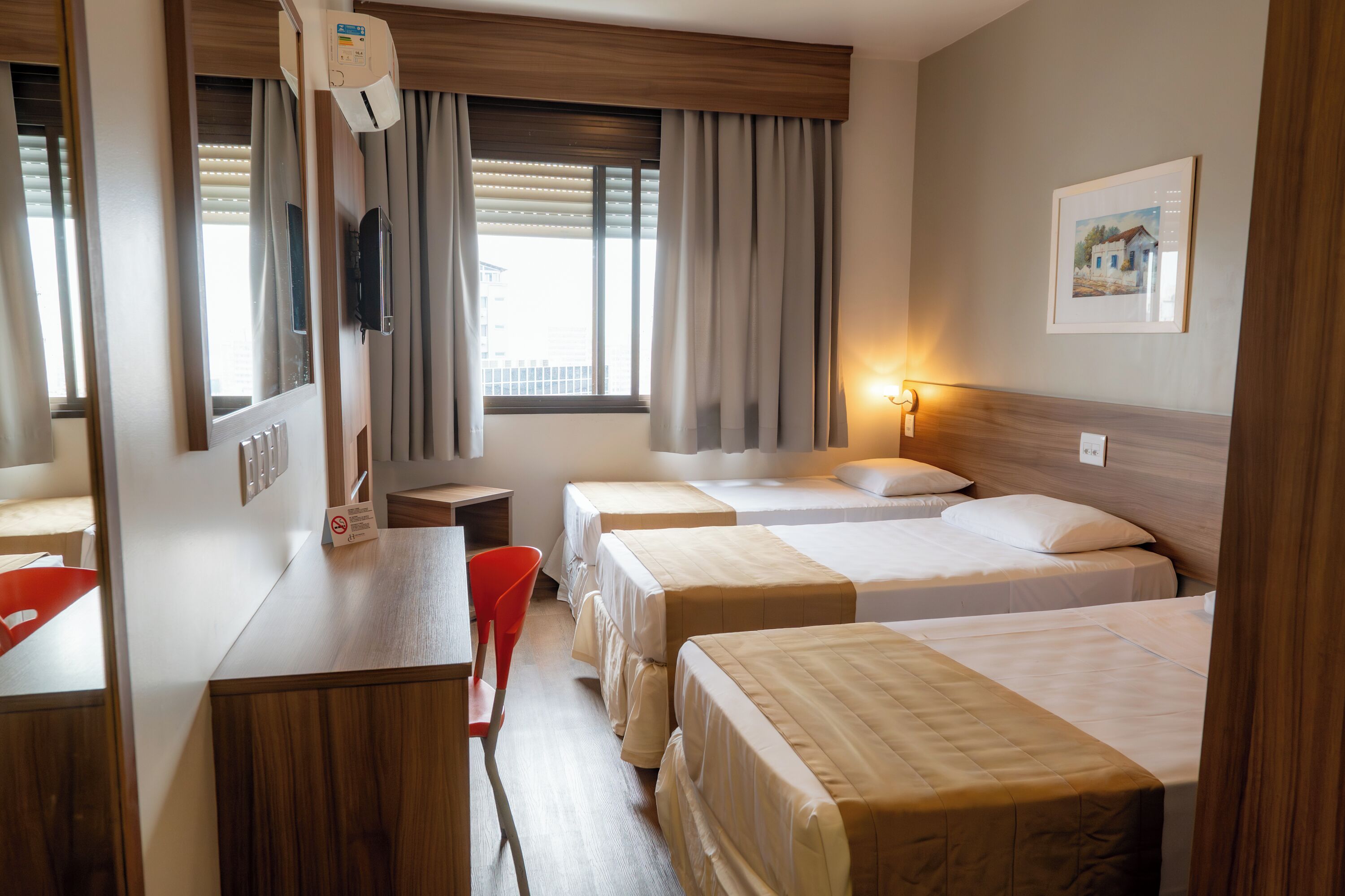 Deluxe Room | Hypo-allergenic bedding, minibar, in-room safe, desk