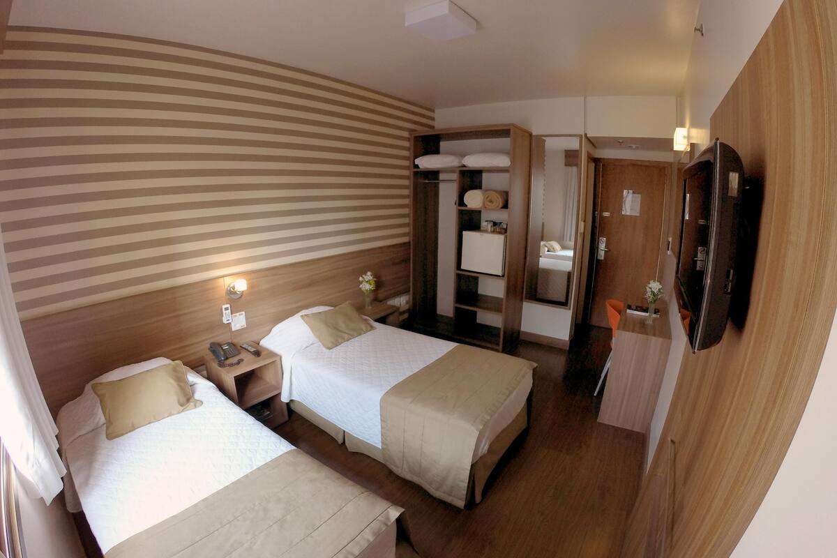 Hypo-allergenic bedding, minibar, in-room safe, desk