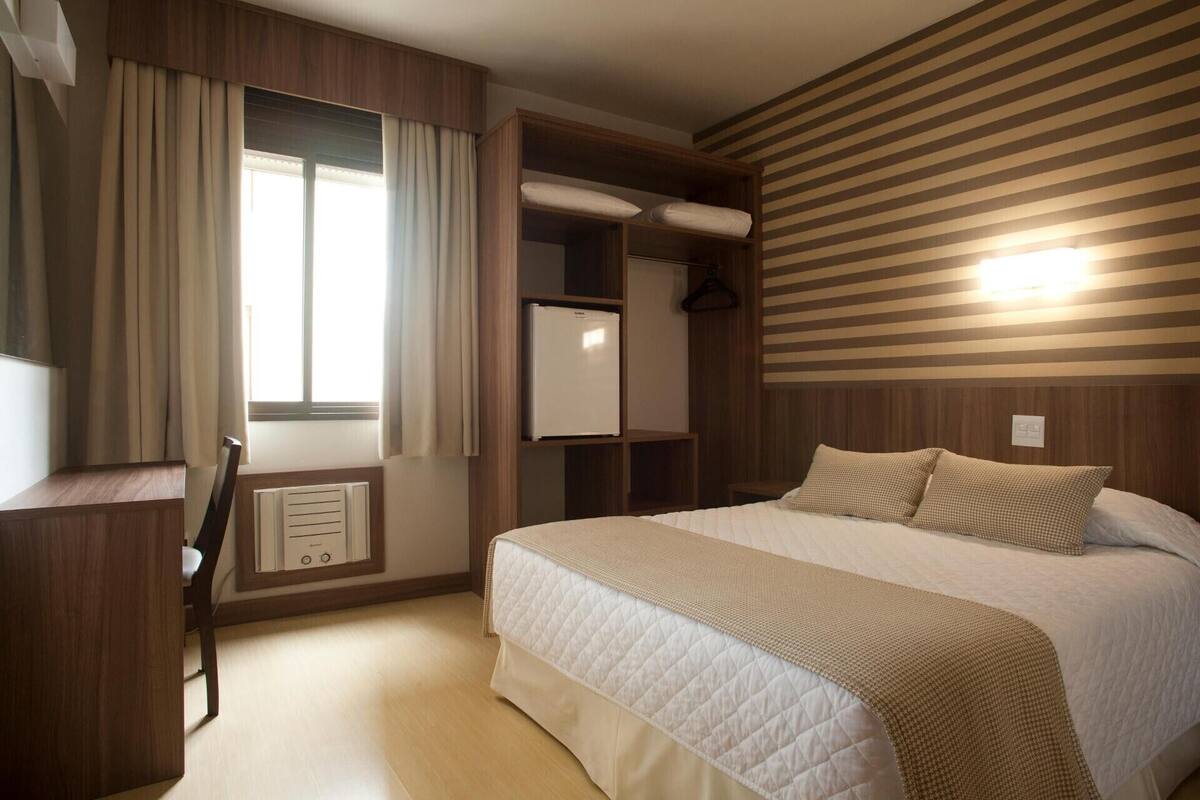Hypo-allergenic bedding, minibar, in-room safe, desk