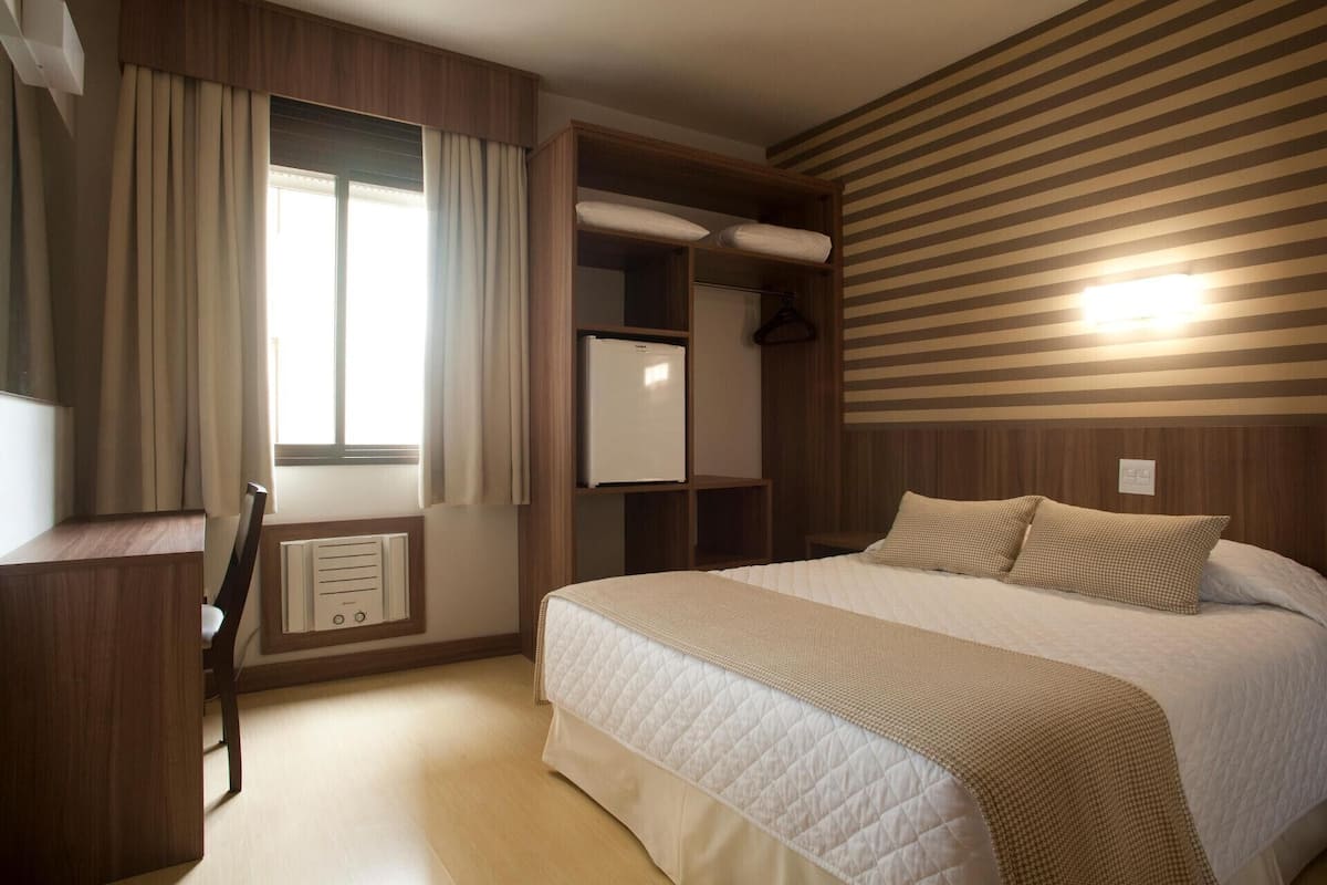 Hypoallergeen beddengoed, een minibar, een kluis op de kamer, een bureau