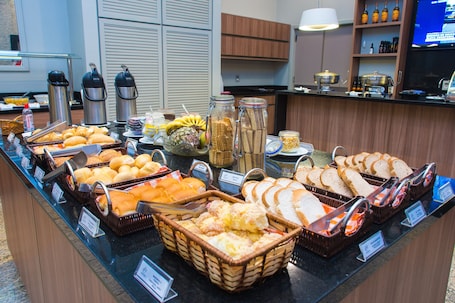Desayuno buffet incluido todos los días . Hotel Continental Business