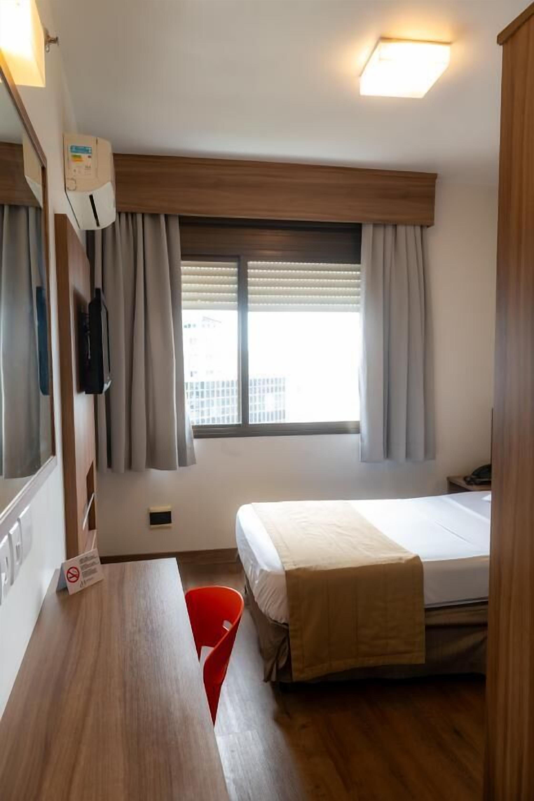 Literie hypoallergénique, minibar, coffres-forts dans les chambres