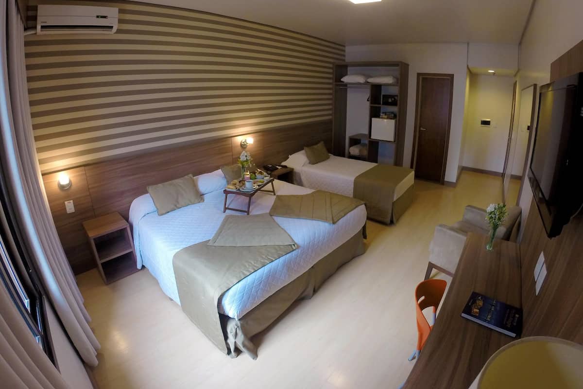 Hypo-allergenic bedding, minibar, in-room safe, desk