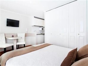 In-room safe, individually decorated, individually furnished, desk