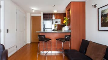 Apartamento superior | Área de estar | TV LCD 32 polegadas com canais a cabo, TV, filmes pagos