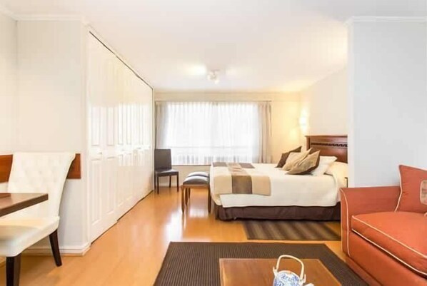 房內夾萬、獨特設計、獨特裝修、書桌