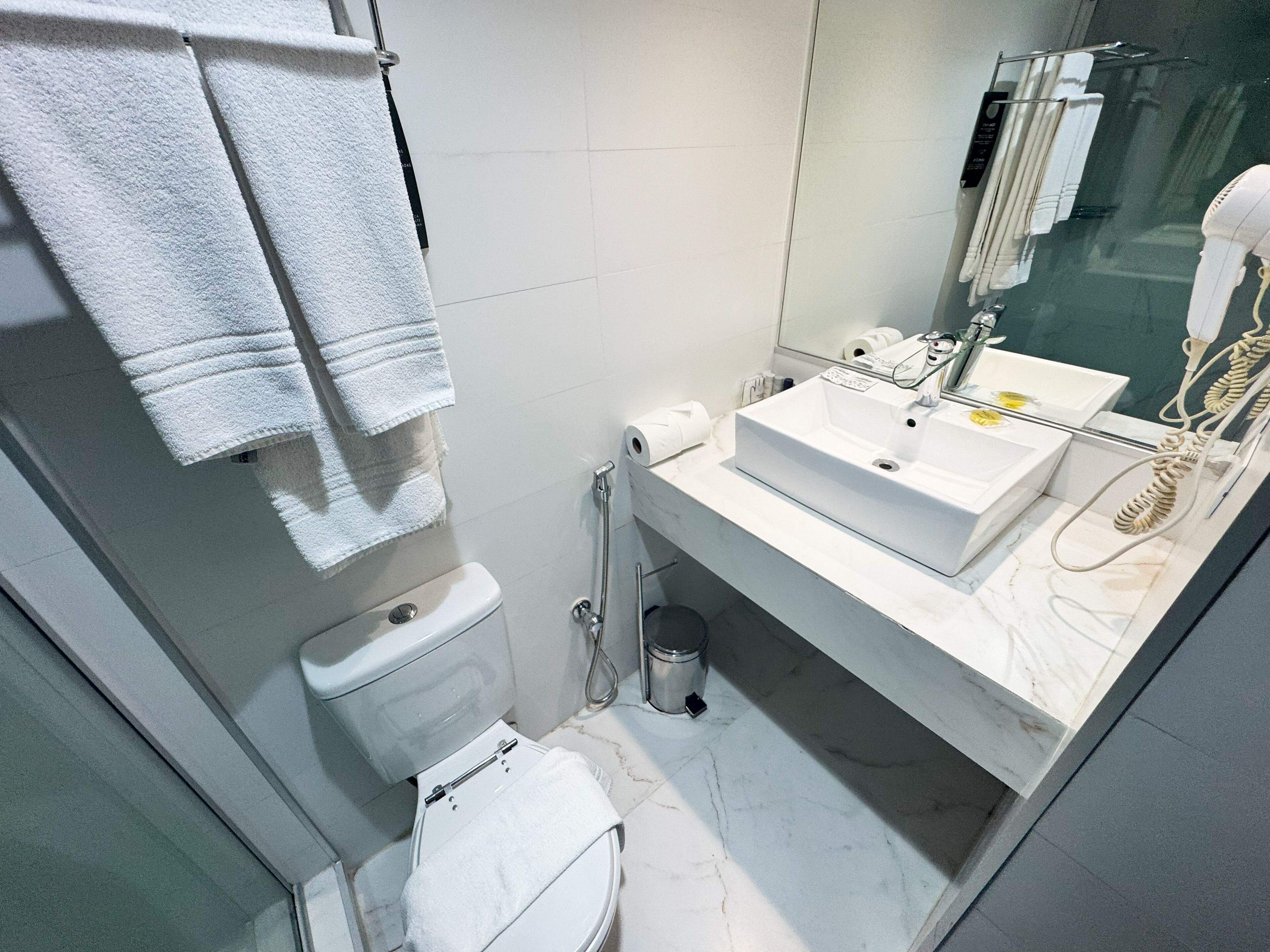 executivo casal | bathroom | shower, rainfall showerhead, free toiletries, hair dryer