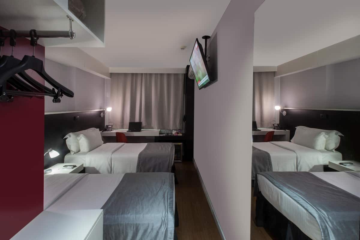 Minibar, caja de seguridad en la habitación y escritorio
