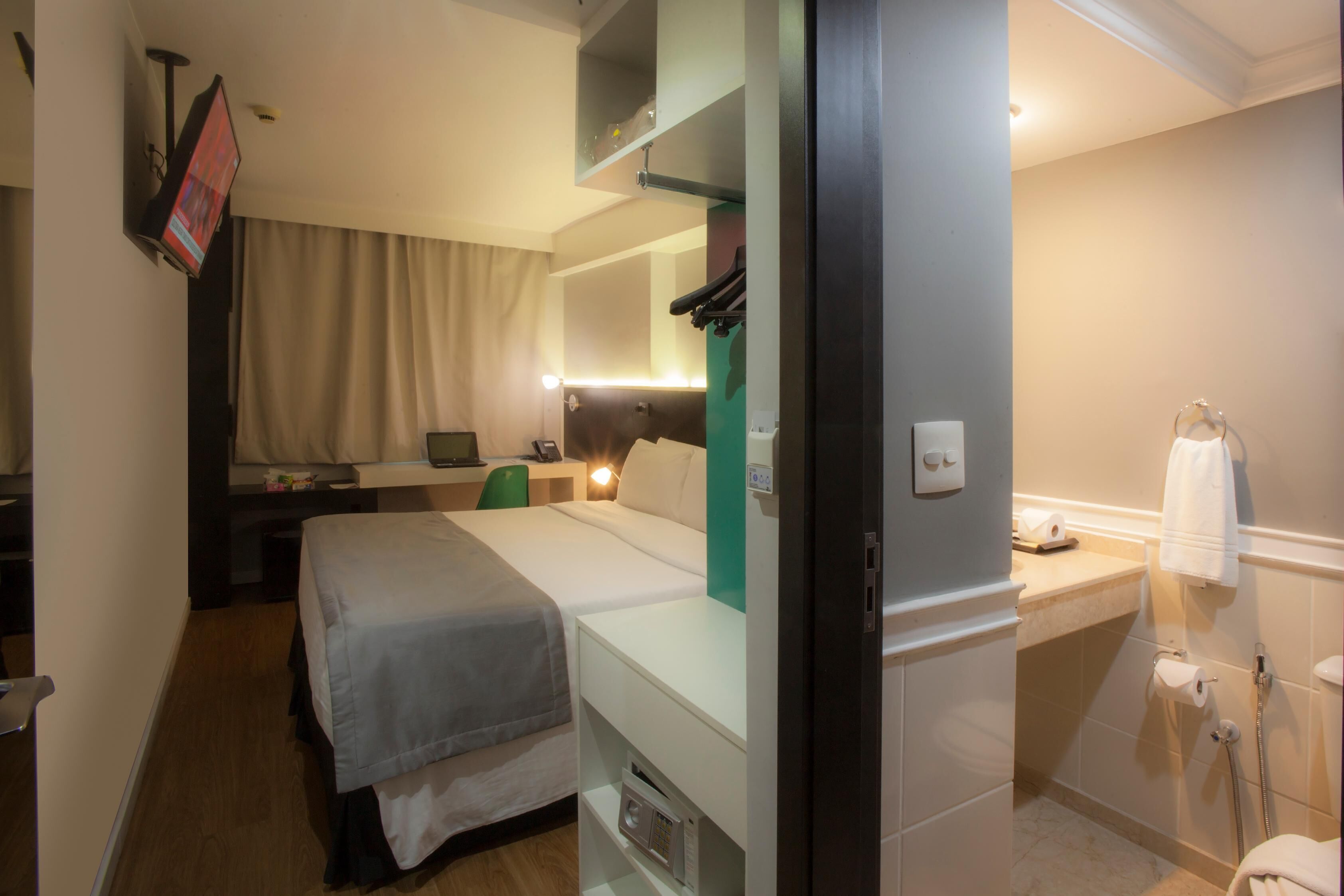 迷你吧、客房内保险箱、办公桌、遮光窗帘