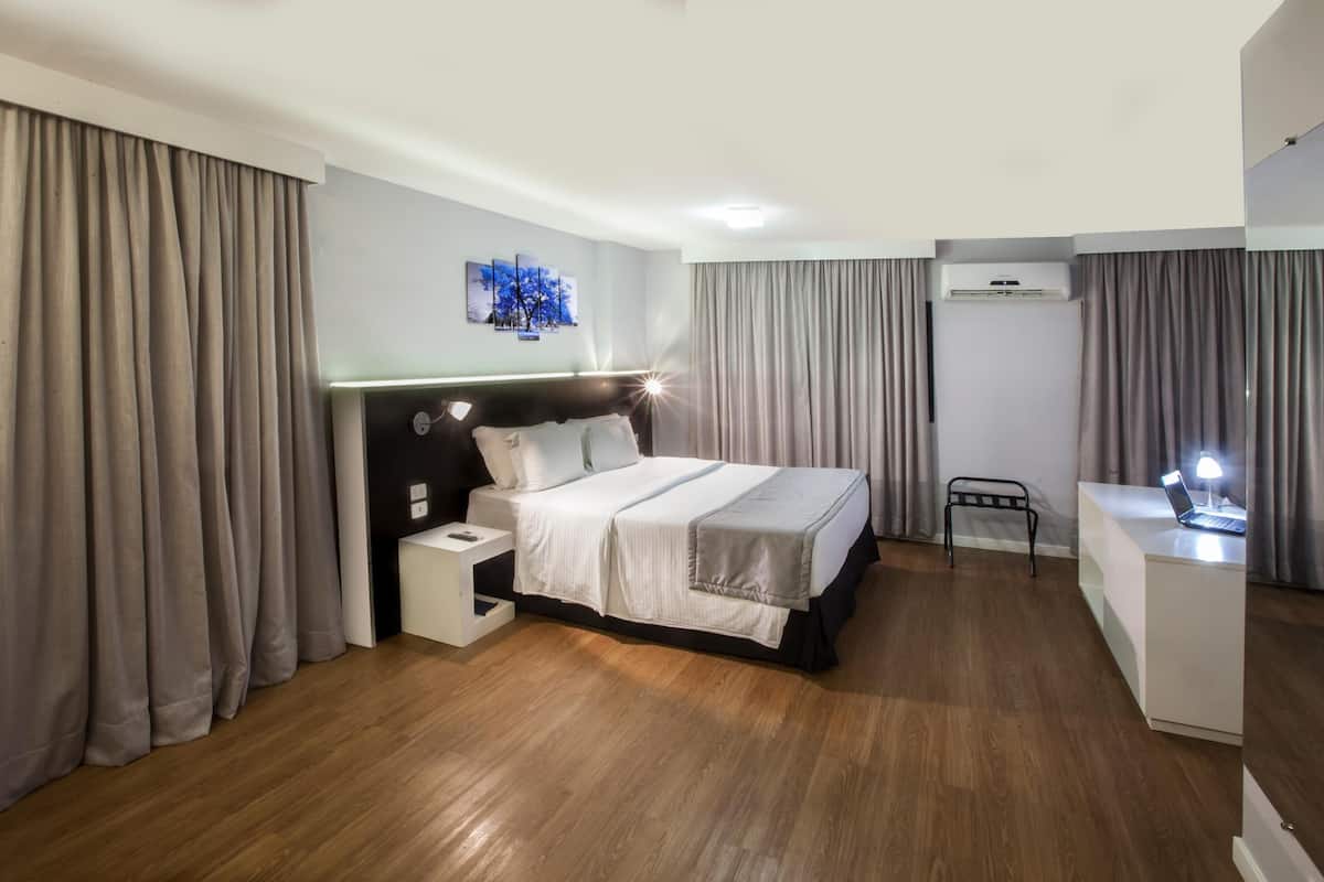 Minibar, caja de seguridad en la habitación y escritorio