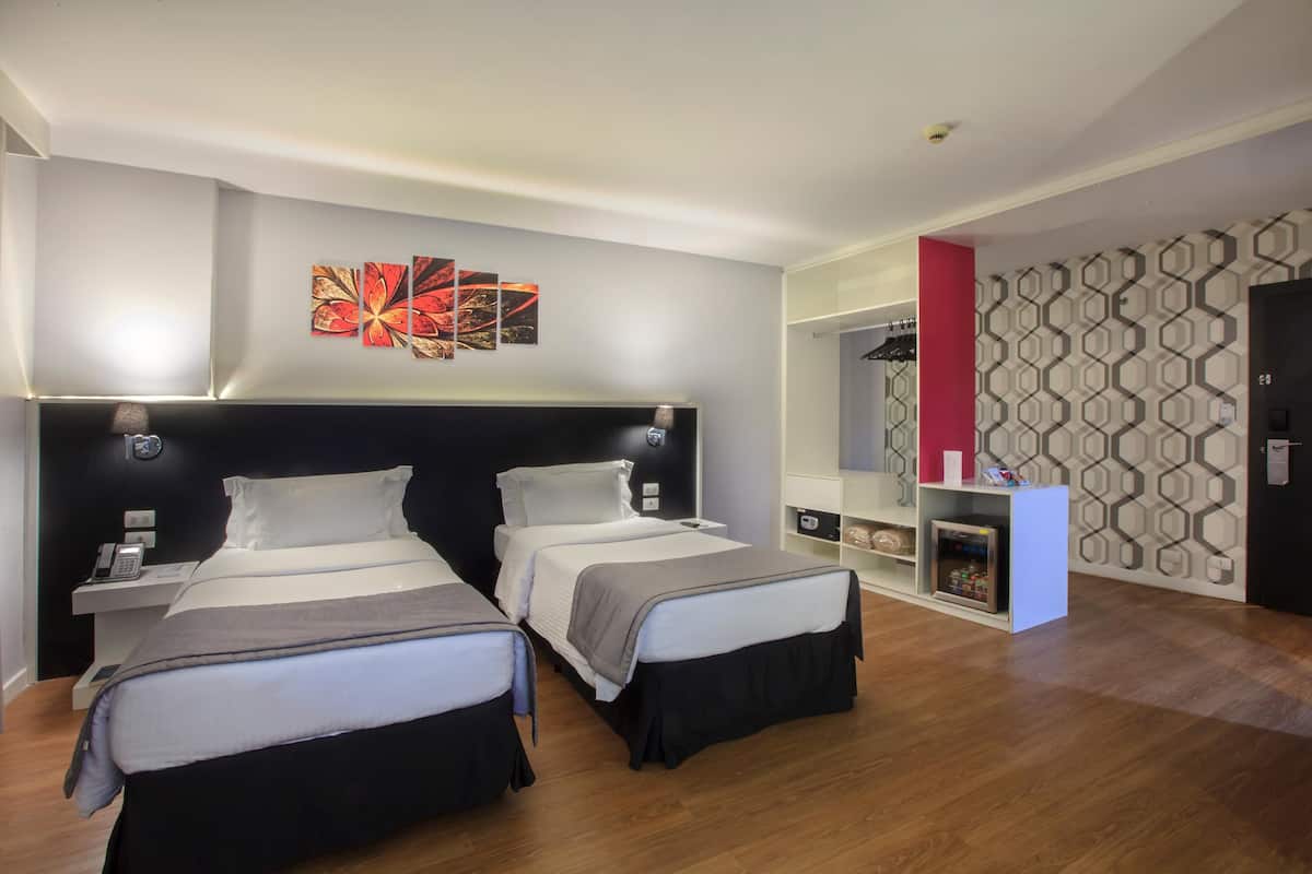 Een minibar, een kluis op de kamer, een bureau, verduisterende gordijnen