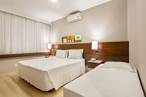 Habitación triple superior | Artículos del minibar gratis y escritorio 