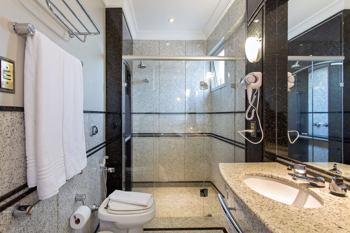 classic suite | bathroom | free toiletries, hair dryer, towels